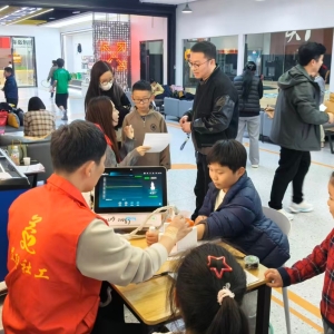 2025健康郑州早筛公益行走进菲尼斯体育为 136 名儿童健康助力